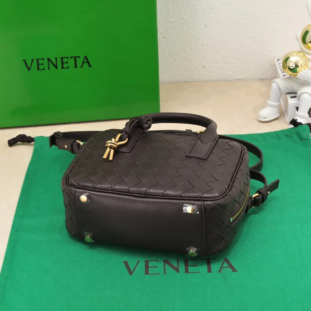 Batch 1560 BV2024 Spring Get Away small square box, retro and fashionable small size, multiple carrying methods, retro and fashionable, lightweight bag, practical space, same style for men and women! ! ! A fashionable must-have item, brass knotted rope pendant, chic and elegant, low-key luxury and tasteful, versatile item. Style number: 6763 Size: 23.5*17.9*9cm